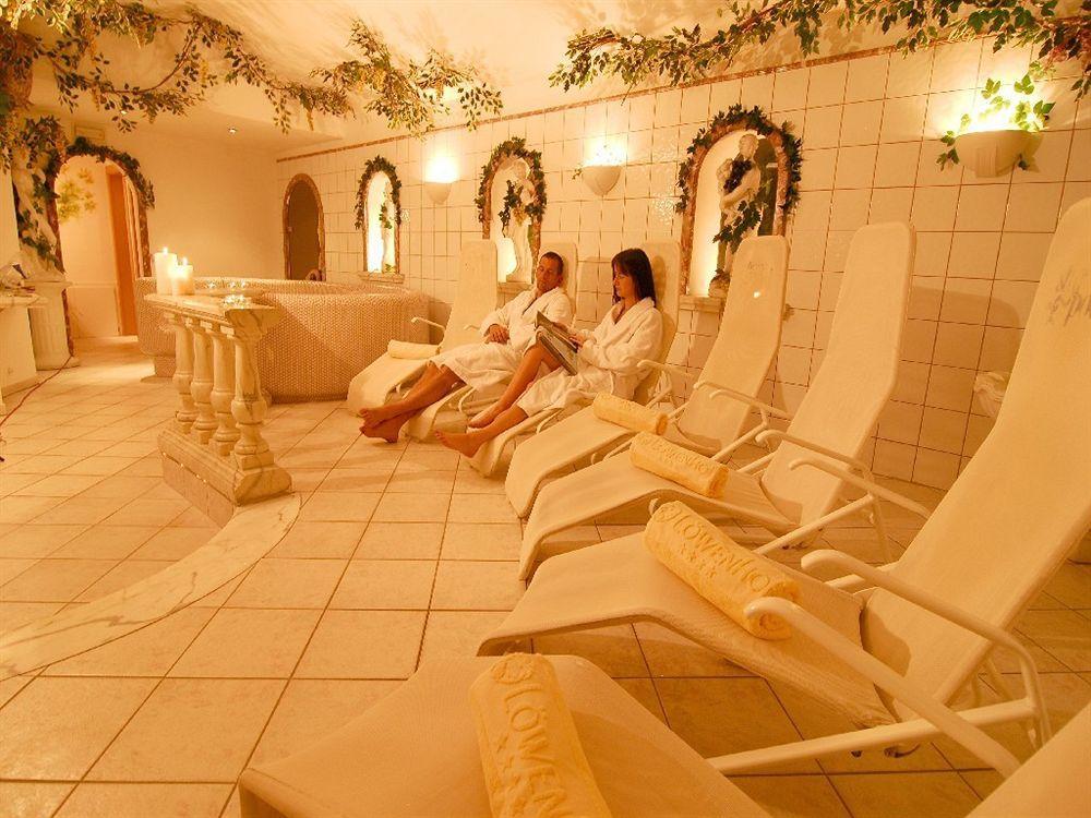 Hotel Loewenhof Брессаноне Экстерьер фото