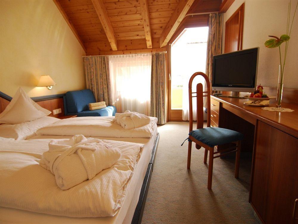 Hotel Loewenhof Брессаноне Экстерьер фото